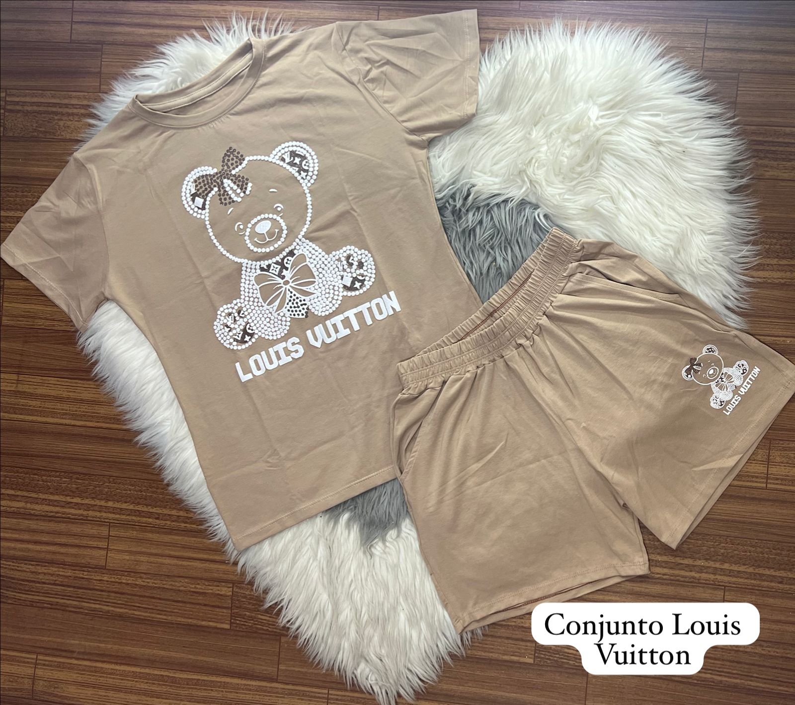 Conjunto Louis Vuitton  de pantalones cortos y camisa de manga corta